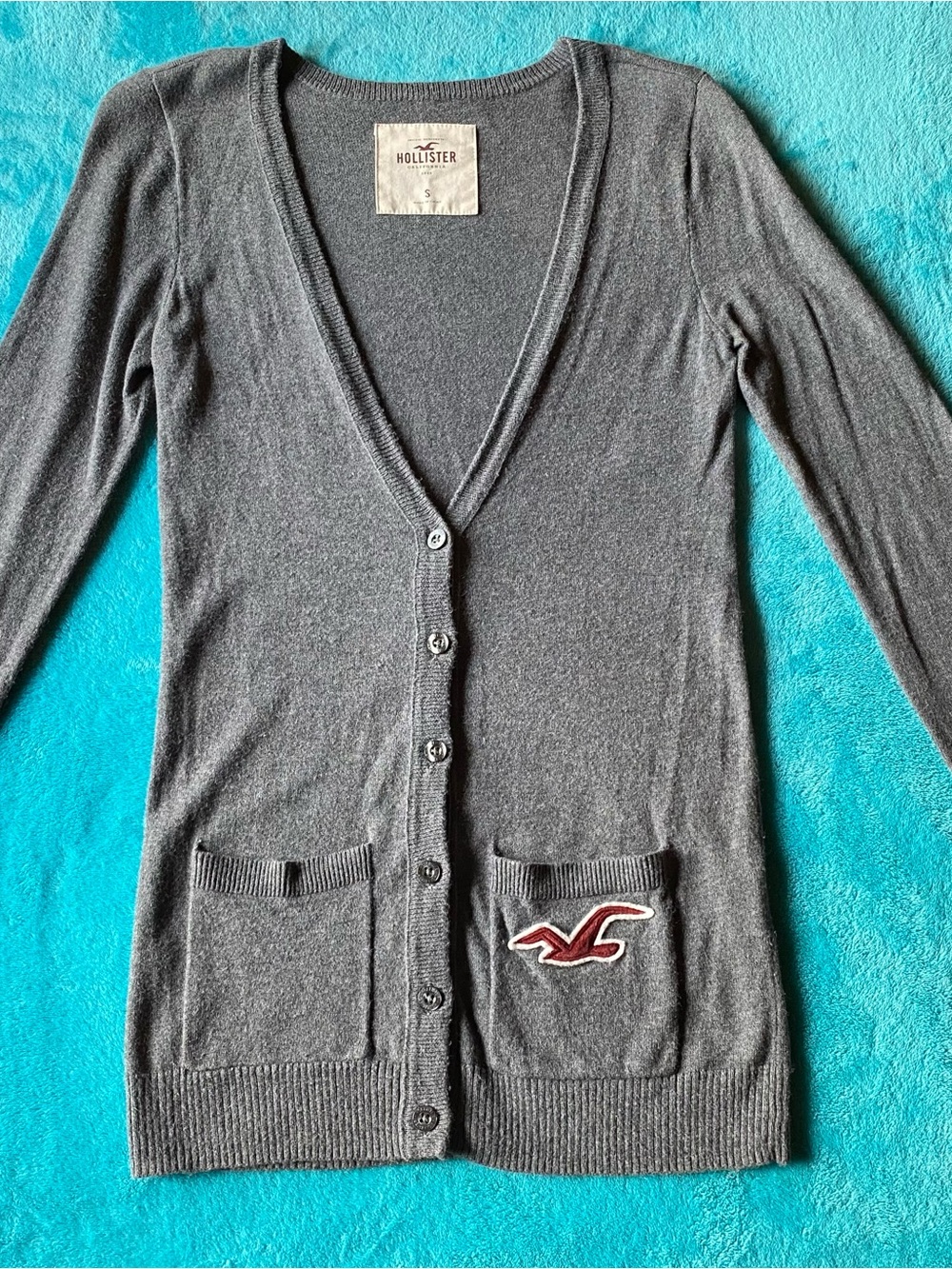 Hollister Gray Button Down Long Cardigan with Logo Patch. Gray Casual Cardigan